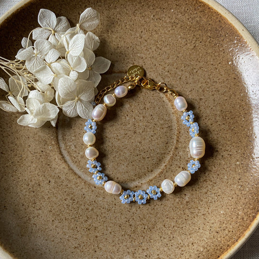 Pearl bracelet with flowers
