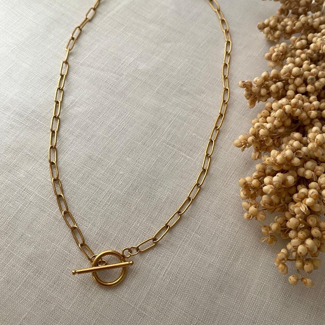 Golden necklace. Stainless steel with frontal clasp.
